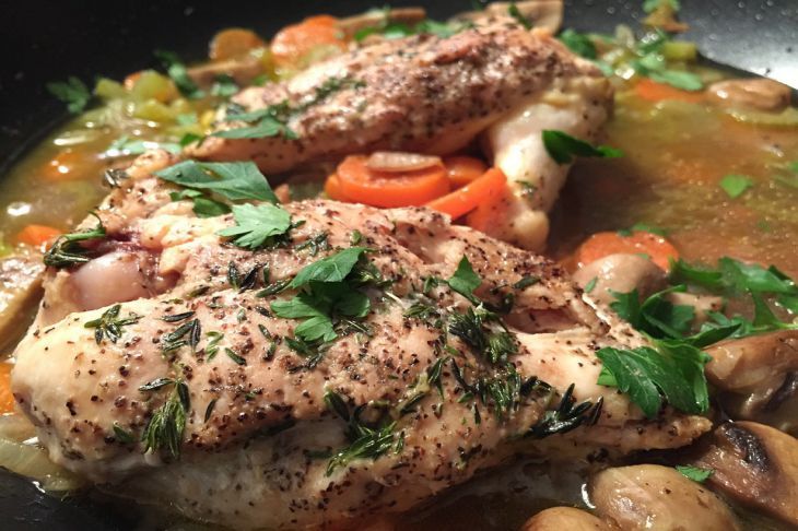 Вкусная и сочная курочка: как приготовить без всяких заморочек по простому рецепту Вкусная и сочная курочка: как приготовить без всяких заморочек по простому рецепту