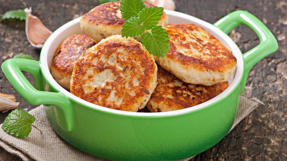 Вкусные котлетки из фарша и кабачков: 10 штук за раз — простой и бюджетный рецепт Вкусные котлетки из фарша и кабачков: 10 штук за раз — простой и бюджетный рецепт