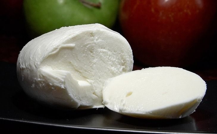 Маринованная моцарелла для любителей сыра: элементарное блюдо Маринованная моцарелла для любителей сыра: элементарное блюдо