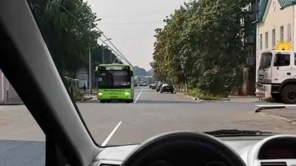 Только 9% водителей ответит правильно: кто проедет перекрёсток первым? Только 9% водителей ответит правильно: кто проедет перекрёсток первым?