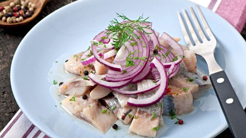 Соленую селедку не покупаю: готовлю ее сама — рецепт простой, а вкус, как в лучших ресторанах Соленую селедку не покупаю: готовлю ее сама — рецепт простой, а вкус, как в лучших ресторанах