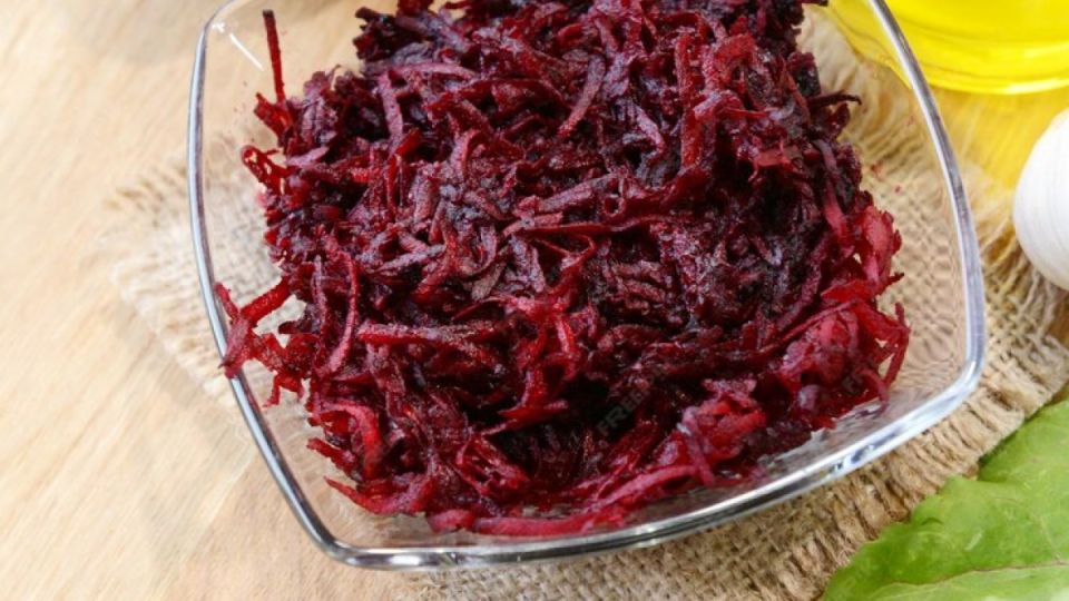 Свекольный салат на каждый день: всего из 3 продуктов — никогда не надоест Свекольный салат на каждый день: всего из 3 продуктов — никогда не надоест