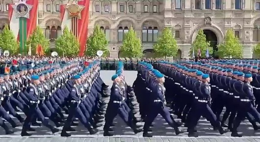 Офицеры и курсанты воронежской Военно-воздушной академии имени Жуковского и Гагарина на генеральной репетиции парада в честь 80-й годовщины Победы в Великой Отечественной войне в Москве