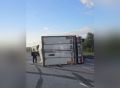 Перевернувшаяся фура с фруктами стала причиной пробки в Бобровском районе