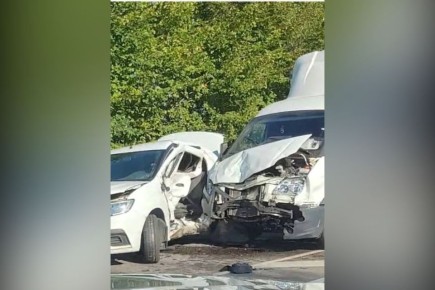 Очевидцы сообщили о столкновении грузового и легкового автомобилей на трассе «Воронеж — Нововоронеж»