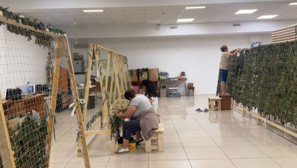 Воронежские волонтёры плетут маскировочные сети
