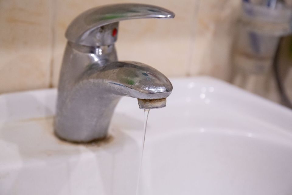 Жители четырех домов на улице Лизюкова остались без воды из-за коммунальной аварии