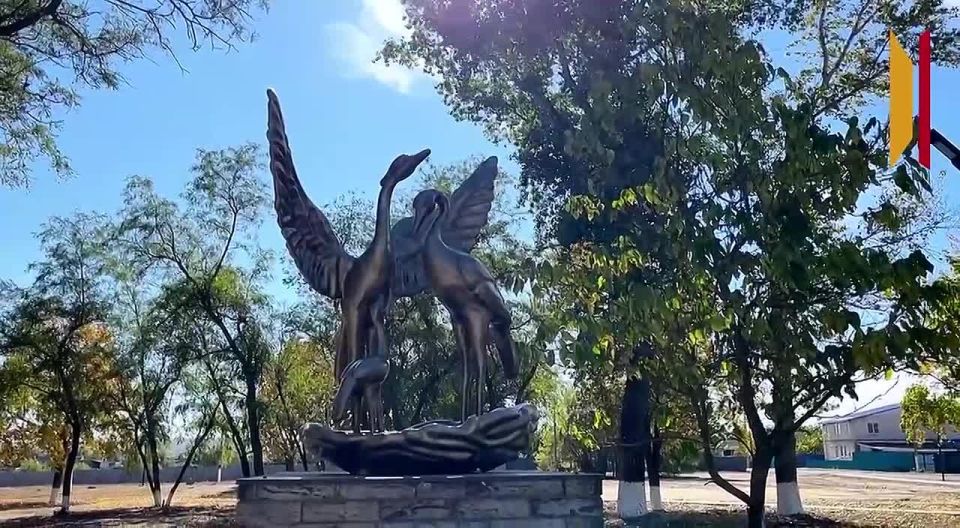В ходе визита в Россошанский район Александр Гусев и Алексей Гордеев ознакомились с благоустройством парка «Белый аист» и капитально отремонтированным детским садом