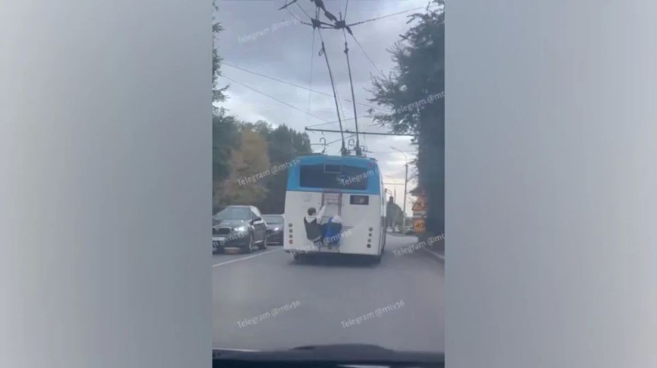 Подростков-зацеперов на троллейбусе сняли на видео в Воронеже