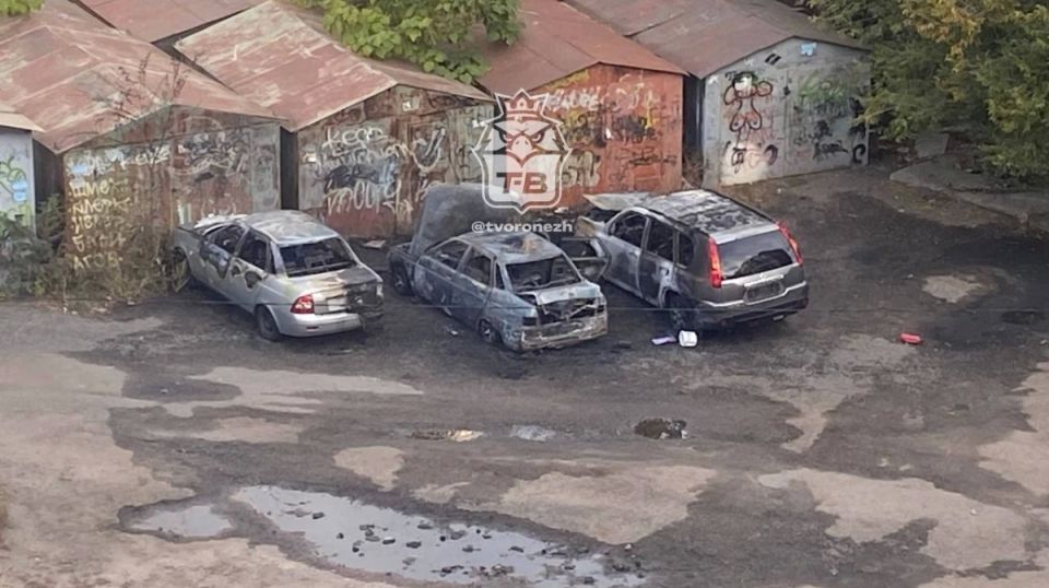 В Коминтерновском районе Воронежа вспыхнули 3 автомобиля
