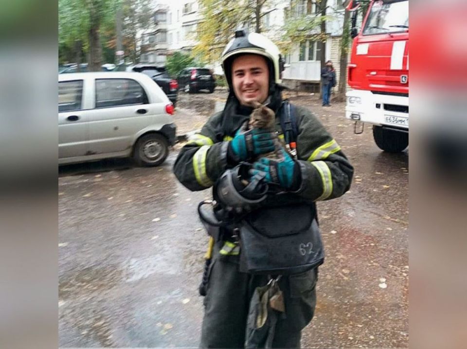 Четырех человек и котенка эвакуировали из горящей многоэтажки на Лизюкова воронежские пожарные