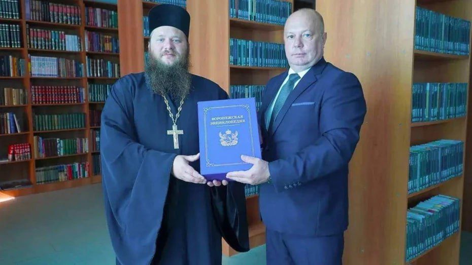 «Воронежскую энциклопедию» передали в дар от губернатора Александра Гусева в Свято-Ильинский собор