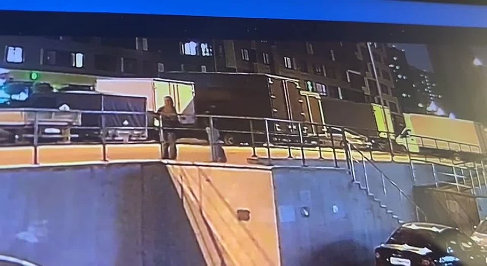 В «Олимпийском» неизвестный стреляет по людям