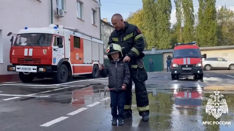 Воронежский гарнизон проводил на пенсию одного из самых заслуженных «нольпятых» - начальника дежурной смены службы пожаротушения Андрея Петренко