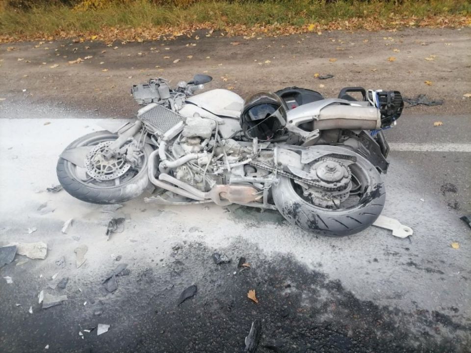 Запрещенный маневр водителя грузовика привел к ДТП с пострадавшим мотоциклистом в Воронежской области