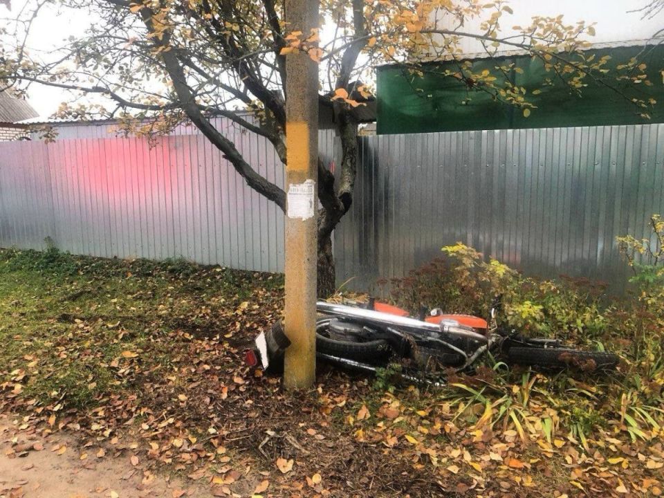 На воронежском хуторе 45-летний мотоциклист врезался в машину, а потом в столб и погиб