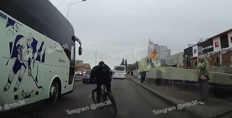 Появились кадры смертельной аварии с велосипедистом и автобусом на Левом берегу Воронежа