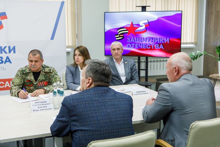 Ветераны Росгвардии посетили региональный филиал фонда поддержки участников СВО «Защитники Отечества»