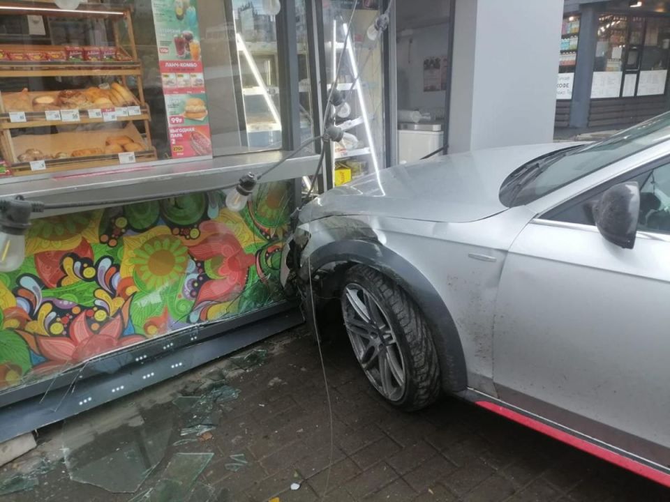 Водитель «Ауди» врезался в торговый павильон на Бульваре Победы в Воронеже