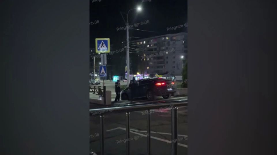 В Воронеже мужчина на автомобиле решил спуститься по лестнице