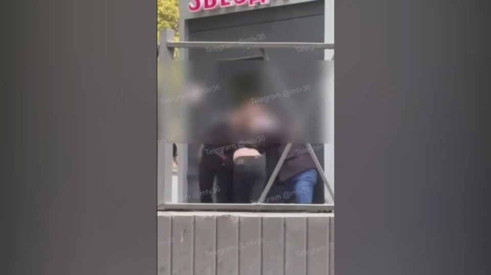 Драку женщин возле кафе в Левобережном районе Воронежа сняли на видео