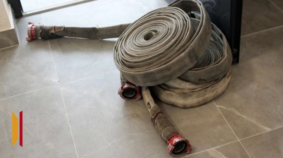 В Воронеже спасателям вручную пришлось тащить рукав до 15 этажа из-за припаркованных во дворе машин