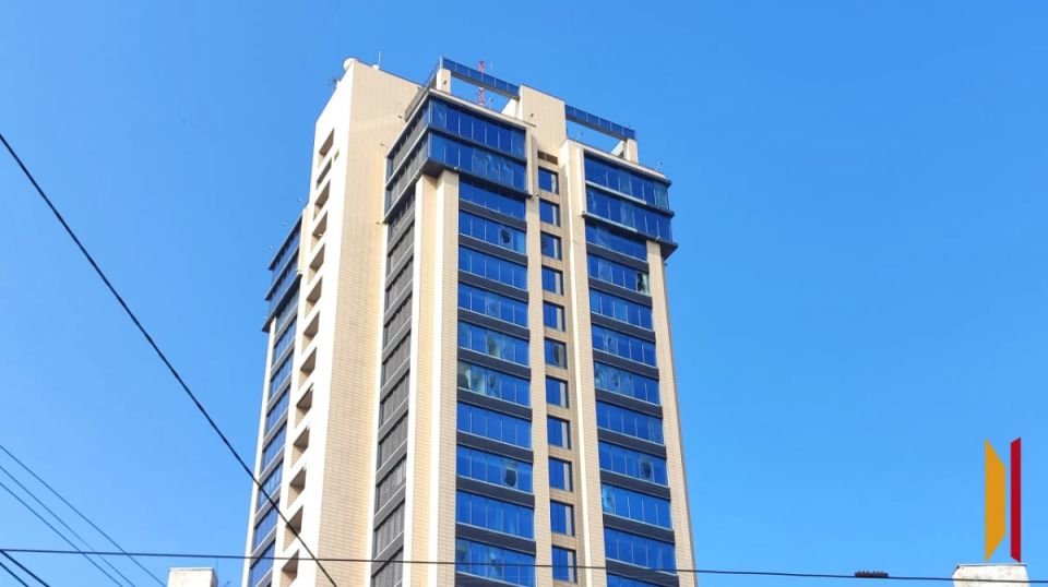 Стало известно о состоянии парня, на которого упало стекло витрины в ТРЦ «Галерея Чижова»