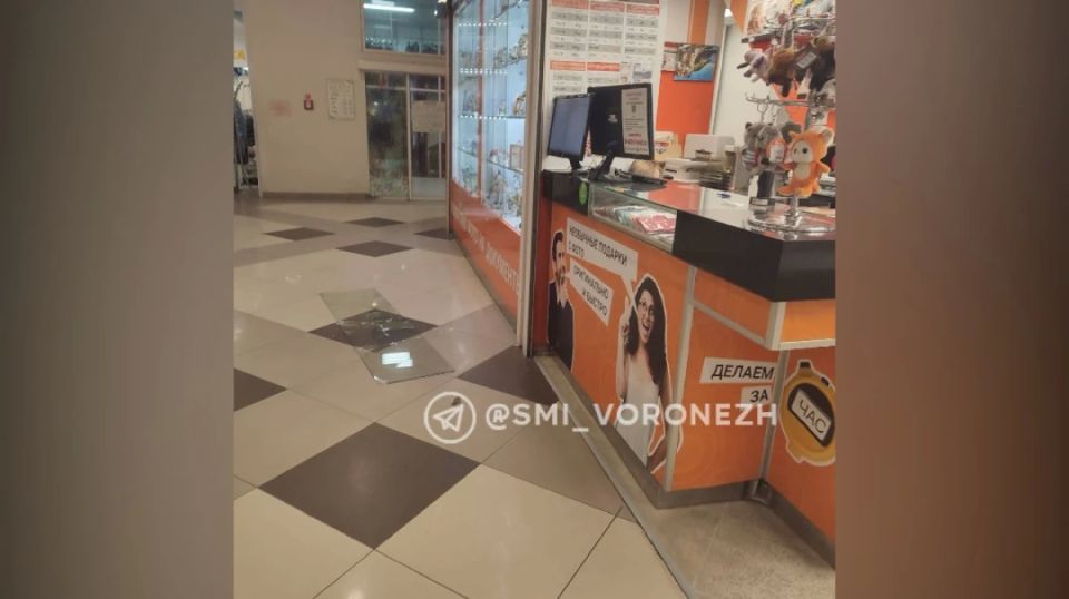Стекло витрины пробило голову воронежцу в торговом центре