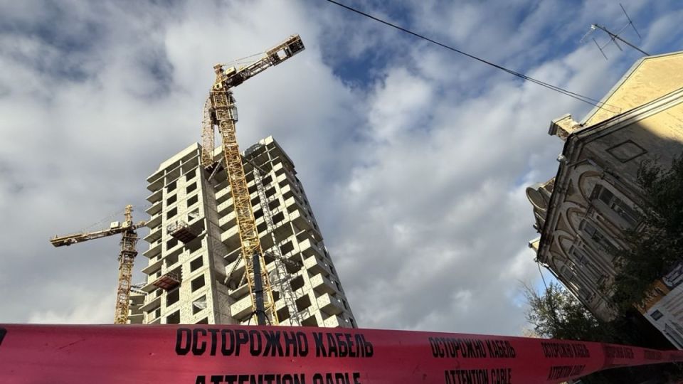 Полиция проводит проверку инцидента с падением стрелы башенного крана на стройплощадке «ДСК»