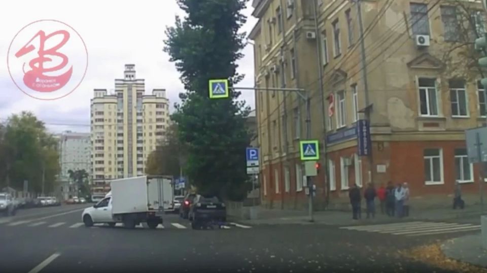 В центре Воронежа сбили велосипедиста: видео