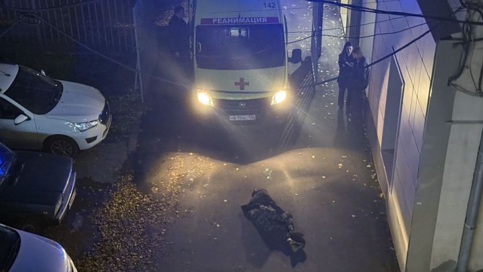 Недавно ходил по двору голый, сегодня лежит на земле: воронежцы не удивлены падению соседа из окна