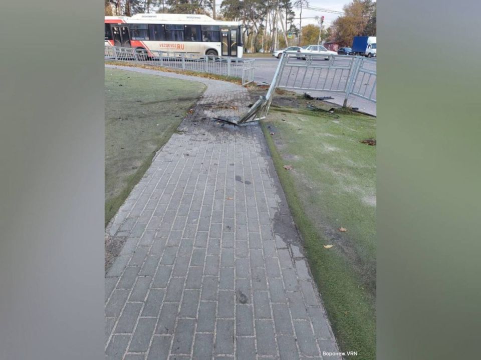 В аварии с повисшем на заборе автомобилем обошлось без пострадавших