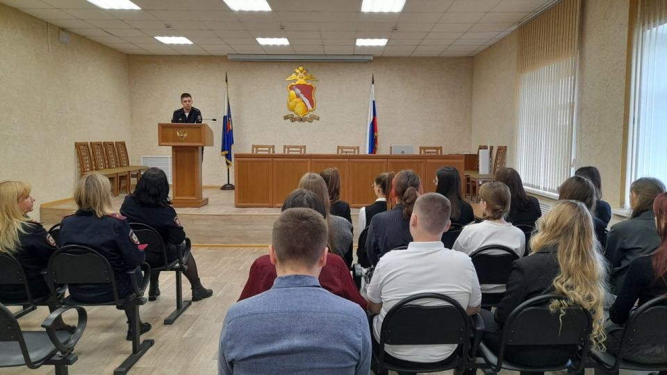 Студенты Воронежского юридического техникума познакомились с работой городской полиции