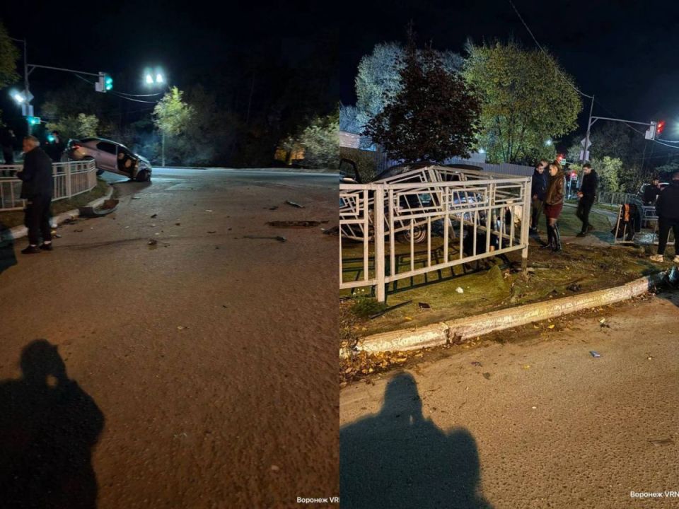 В «Озерках» машина повисла на ограждении в результате ДТП