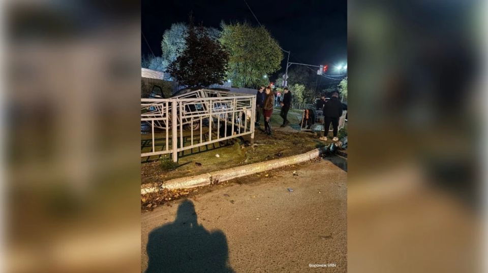 Полицейские озвучили подробности ДТП с повисшей на ограждении машиной в Воронеже
