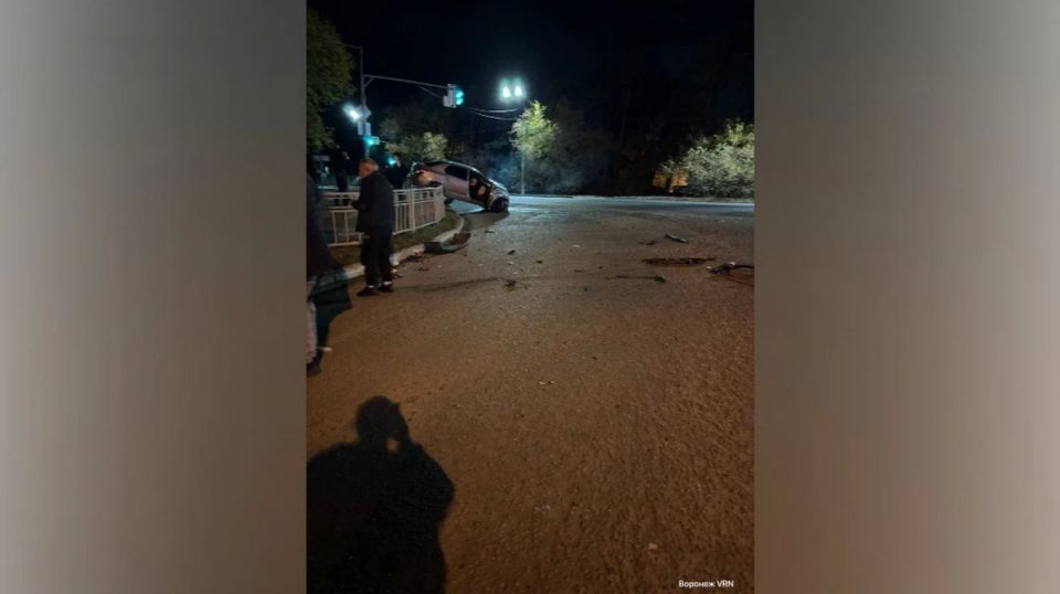 В Воронеже в «Озерках» машина повисла на ограждении