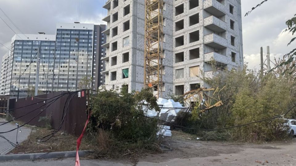 Обрушившаяся стрела башенного крана в Воронеже повредила два автомобиля: никто из людей не пострадал