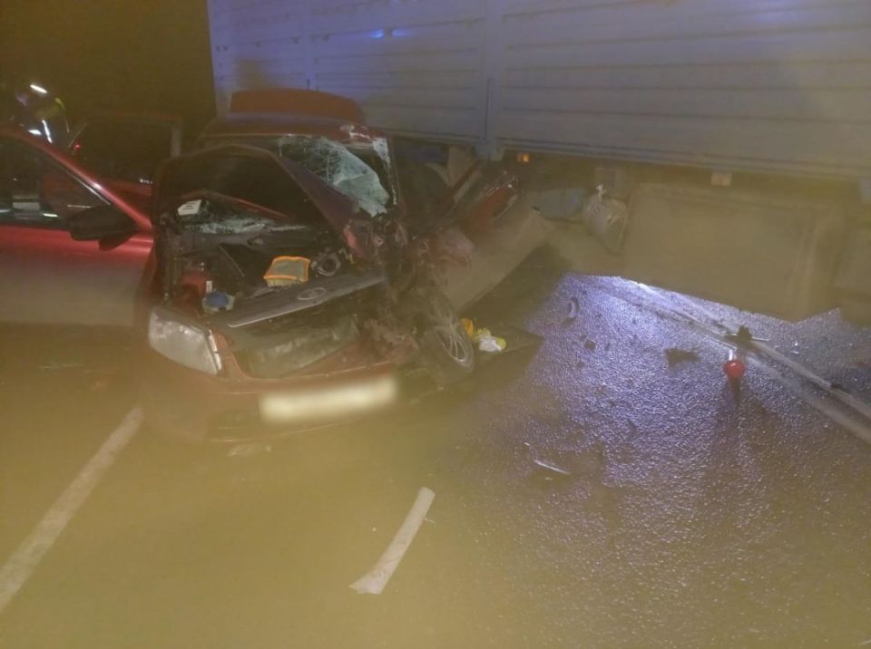 Женщина и пятилетняя девочка оказались в больнице после лобовой аварии с фурой на трассе под Воронежем