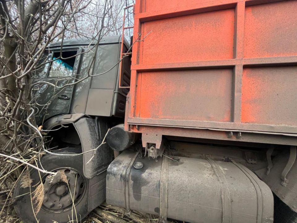 КамАЗ перевернулся в кювете после съезда с трассы в Воронежской области