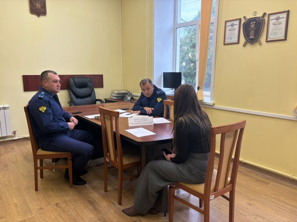 Заместитель прокурора области Антон Родвиков провел выездные приемы граждан в Павловском и Воробьевском районах