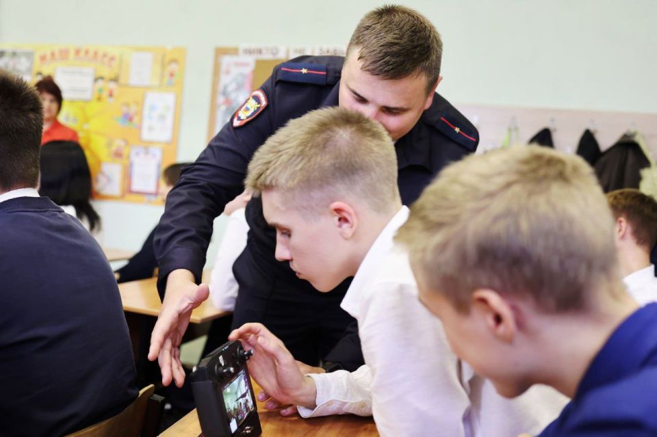 Воронежские полицейские рассказали школьникам о современных методах борьбы с преступностью
