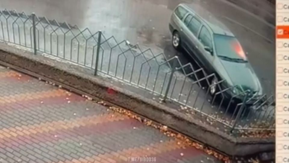 Полицейские и водители автобусов потушили пламя в загоревшейся иномарке в Лисках