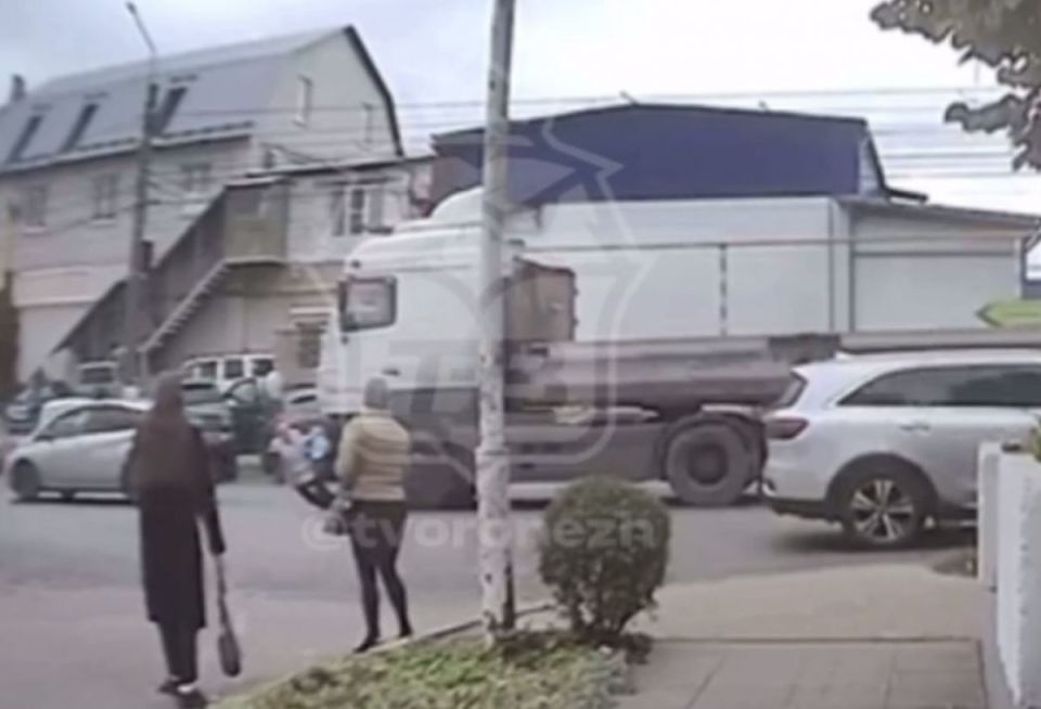 Фура сбила женщину в Коминтерновском районе Воронежа