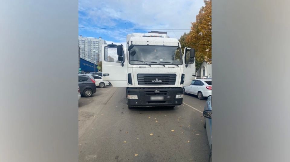 В Воронеже грузовик МАЗ сбил пожилую женщину: видео