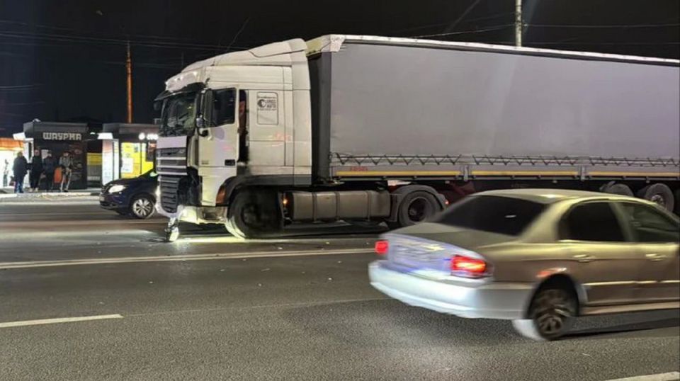 Фура насмерть сбила 33-летнюю женщину в Воронеже