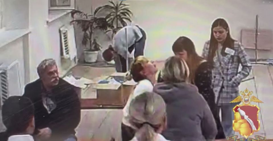 Полицейский оперативно помог женщине с приступом эпилепсии на избирательном участке