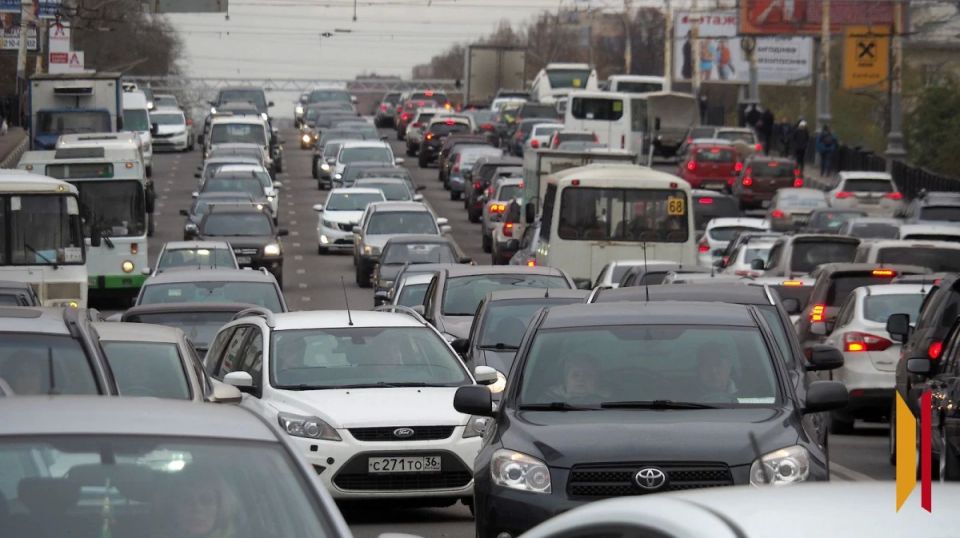 Из-за неработающих светофоров в центре Воронежа затруднено движение транспорта