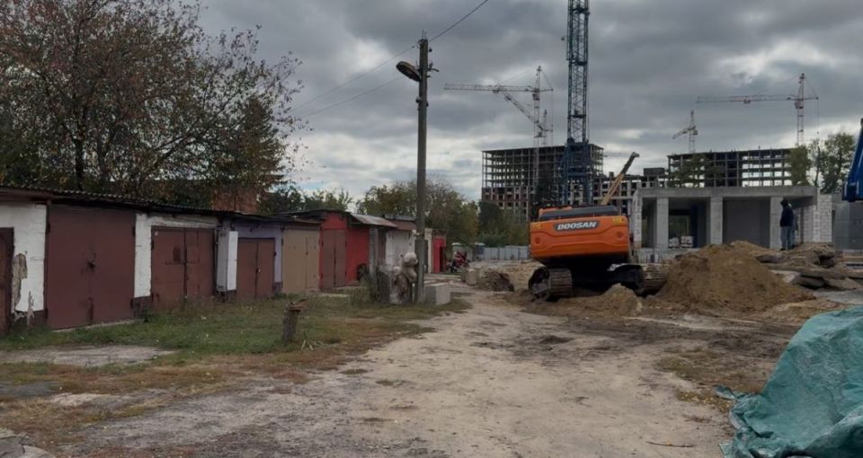 Конфликт продолжается: «ДСК» приступила к блокировке гаражей и домов воронежцев на Ленинградской улице