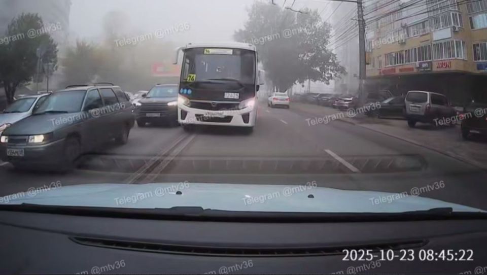 Водитель воронежского автобуса решил проехать по встречной полосе