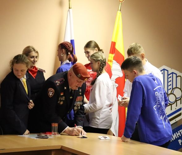 Активисты Движения Первых получили главный документ гражданина Российской Федерации из рук главы Коминтерновского района Воронежа и Героя России, ветерана СОБР